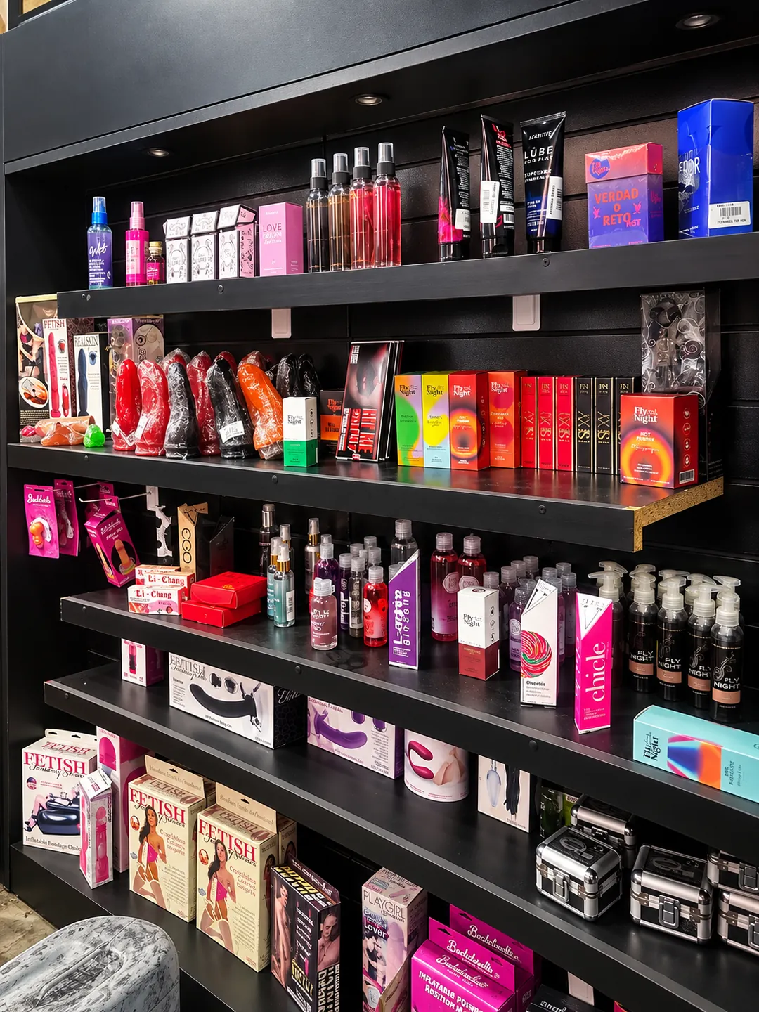 Estantería con variedad de marcas, lubricantes y productos para el rubro